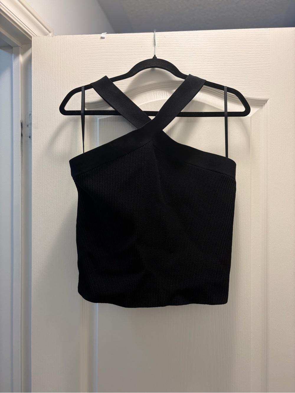 Babaton Black Ribbed Cross-Back Crop Tank